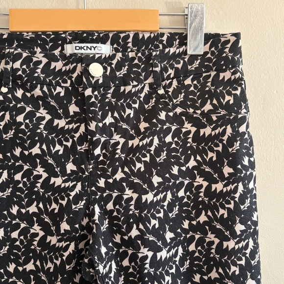 MDKNYC Black & White Print Cotton Slim Cut Ankle Pant - Picture 5 of 15